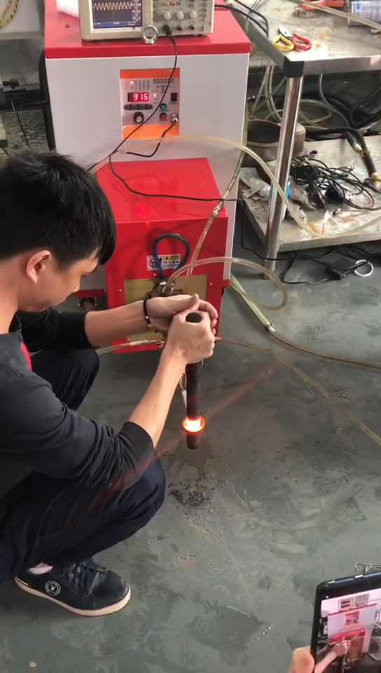 超高頻加熱機(jī)40KW對(duì)鐵棒加熱淬火試樣視頻