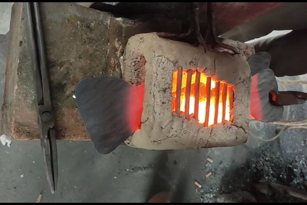 高頻加熱機加熱半成品鐮刀鍛打熱處理