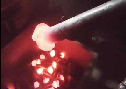 鍛造加熱爐對(duì)螺栓鉚釘類棒料加熱鍛造鍛打