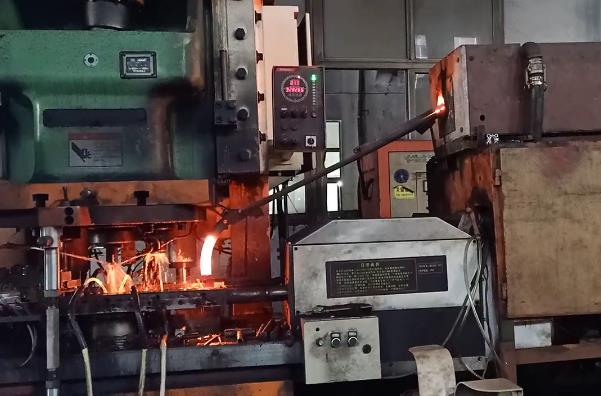 中頻鍛造爐車間實(shí)拍 全自動(dòng)螺帽鍛造設(shè)備