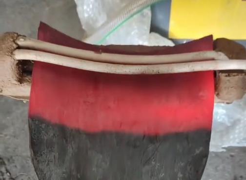 高頻加熱設(shè)備對(duì)農(nóng)具鋤頭加熱 后續(xù)可以淬火和鍛打