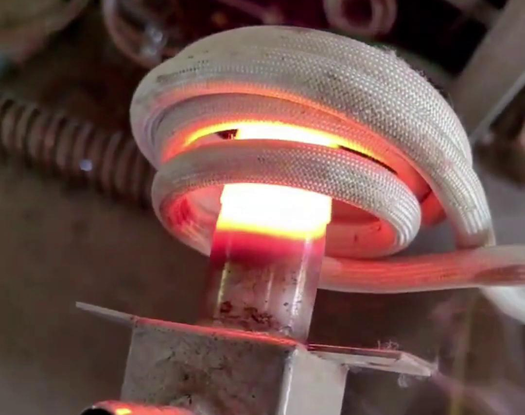 手持式高頻機加熱不銹鋼管是一種高效、精確的加熱方法，適用于對不銹鋼管進行局部加熱的場合