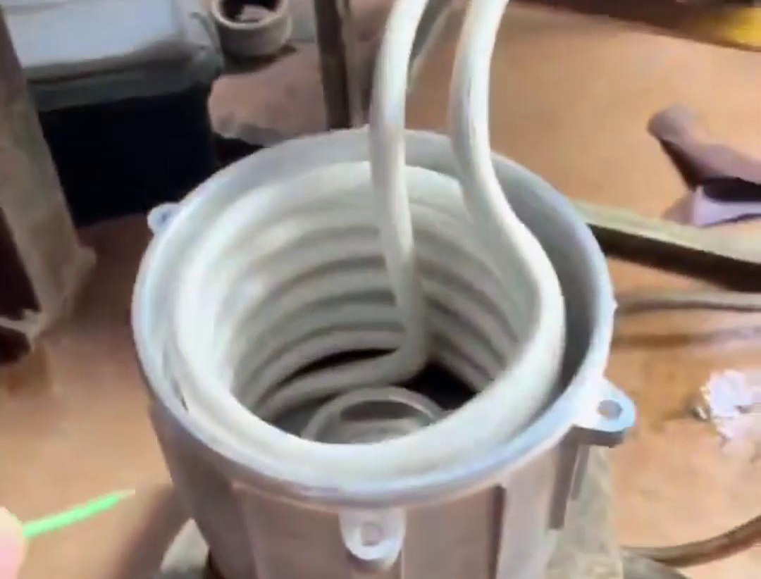 在電機(jī)裝配中，使用高中頻感應(yīng)加熱設(shè)備進(jìn)行軸套或軸承的熱裝確實(shí)是一種常見的裝配方法