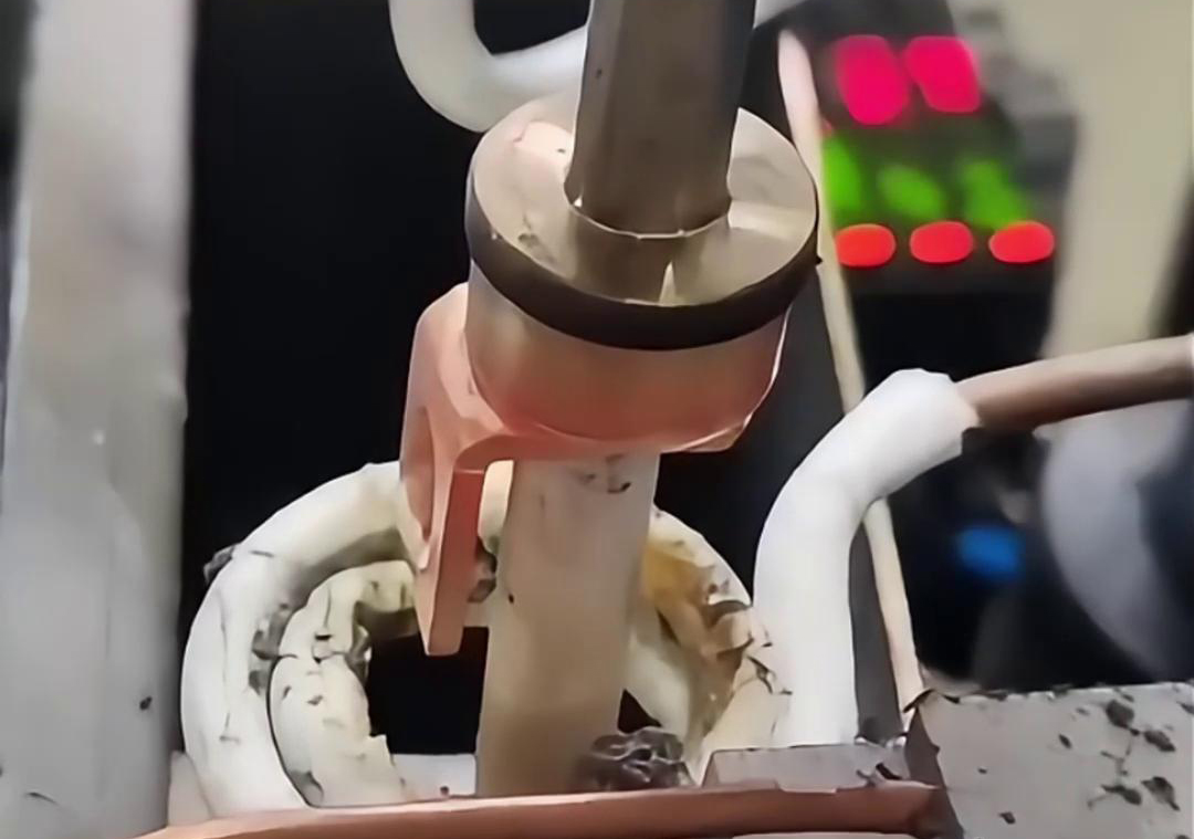 保險(xiǎn)絲座的焊接批量生產(chǎn)用自動(dòng)化高頻釬焊機(jī)