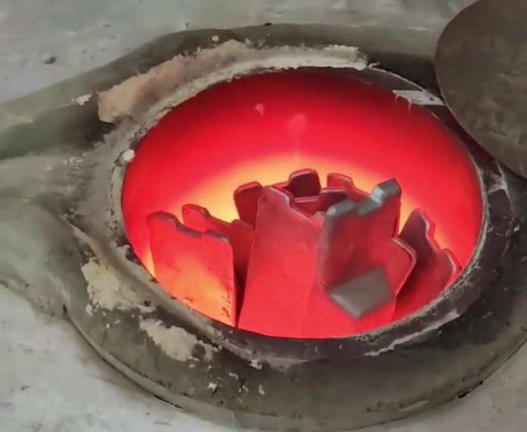 根據(jù)客戶特定的熔煉需求、生產(chǎn)規(guī)模、場地條件等因素，專門設(shè)計和制造的中頻感應(yīng)熔鋁爐