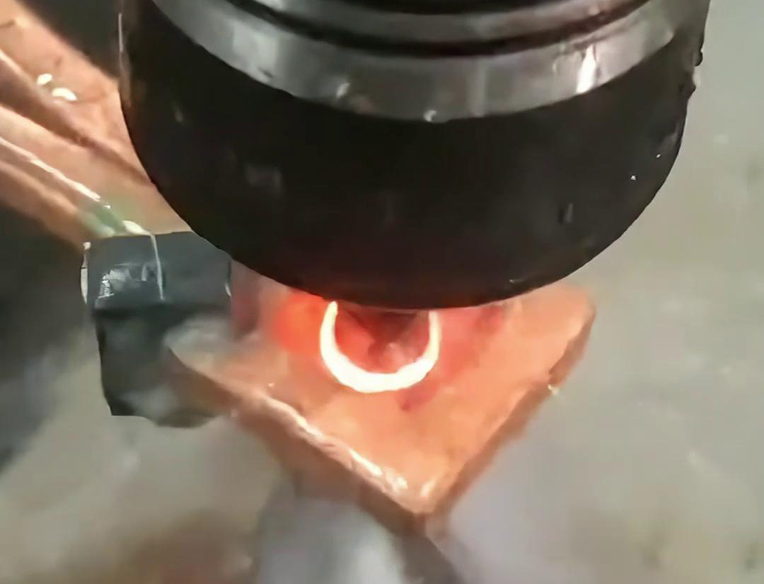 高頻淬火設(shè)備為齒輪、軸類零件提供淬火熱處理