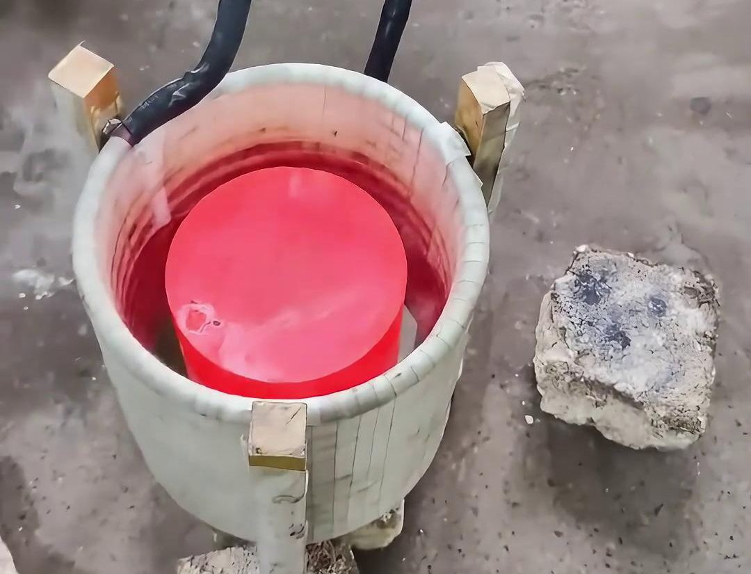 中頻爐可以加熱實(shí)心紫銅棒棒料做退火工藝，為后續(xù)鍛造沖壓做準(zhǔn)備