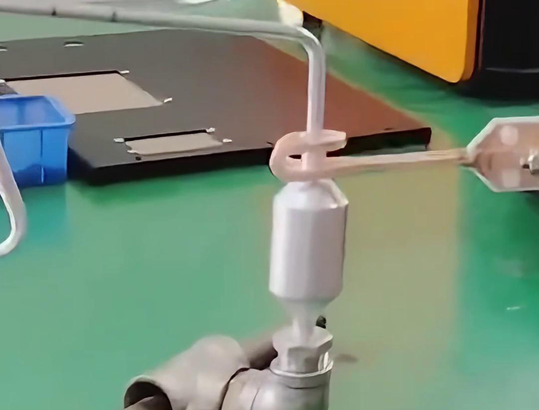 鋁管鋁儲(chǔ)液器正在進(jìn)行釬焊，用的是手持式高頻感應(yīng)焊機(jī)