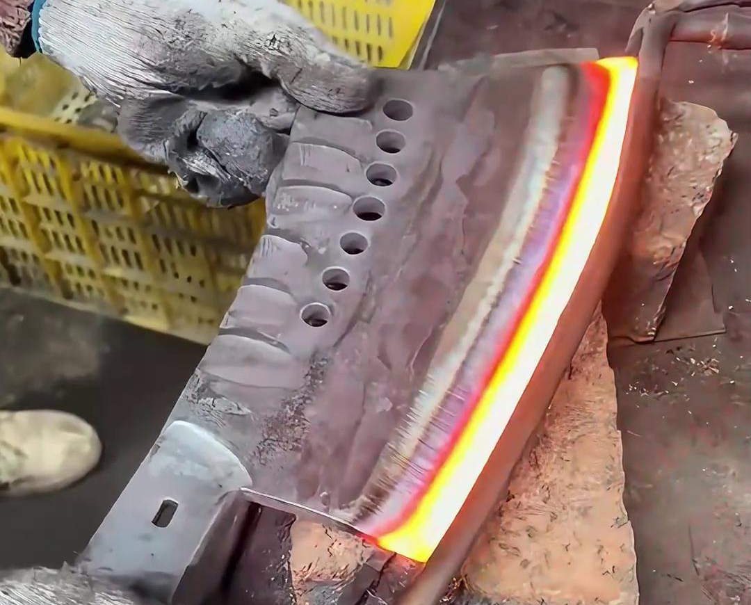 你知道菜刀是怎么用高頻淬火機實現(xiàn)淬火的嗎