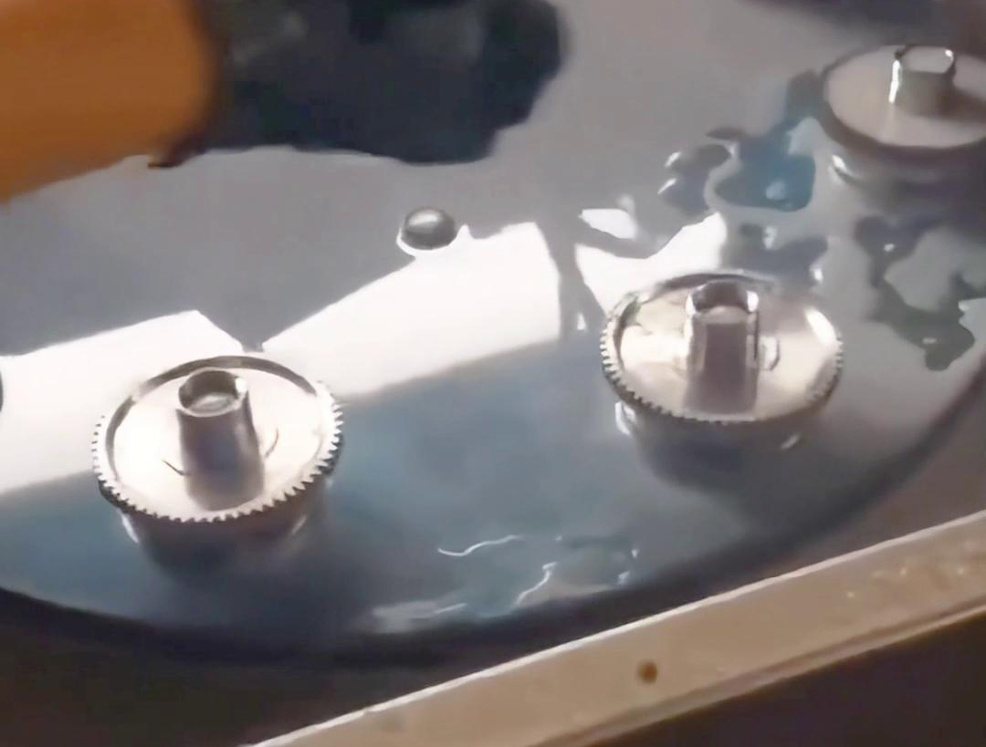 多工位齒輪淬火機(jī)床可以同時(shí)對(duì)多個(gè)齒輪進(jìn)行淬火處理，提高生產(chǎn)效率