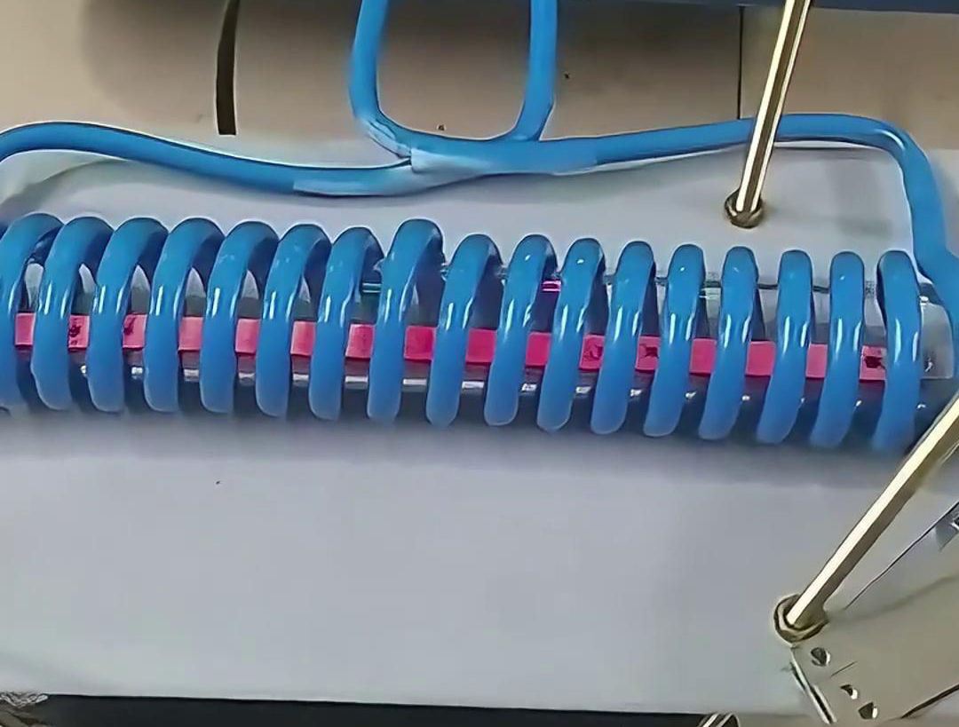 客戶定制的高頻退火機(jī)，專門用于雙孔墊片在線退火，