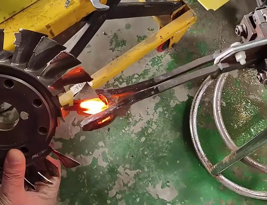 通過高頻淬火熱處理可以改變發(fā)動(dòng)機(jī)葉片材料的組織結(jié)構(gòu)和物理性質(zhì)