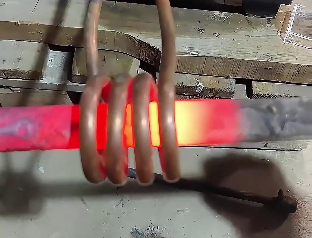 高頻感應(yīng)加熱設(shè)備能夠在極短的時間內(nèi)將實心棒料加熱到所需溫度