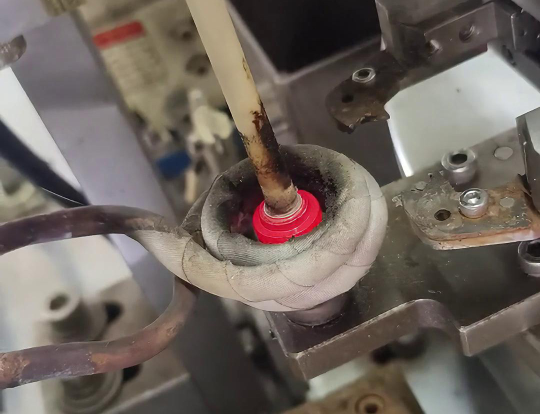 銀觸點自動化焊接，只要一萬出頭的高頻釬焊設(shè)備就可以實現(xiàn)