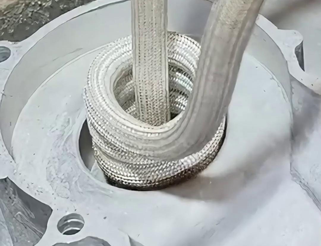 鋁殼外殼內(nèi)孔類的加熱設(shè)備，而高頻加熱機(jī)無(wú)疑是一個(gè)值得考慮的選擇