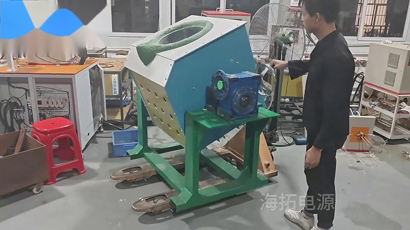 客戶定制的300公斤中頻熔煉爐，手搖傾倒式熔銅爐