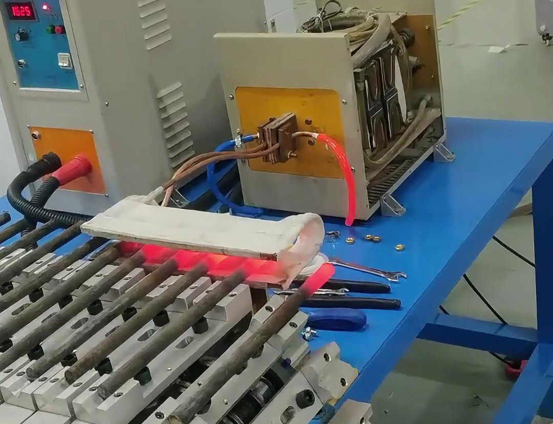 高頻加熱設(shè)備配合簡易輸送鏈對棒料端頭進行局部加熱熱處理