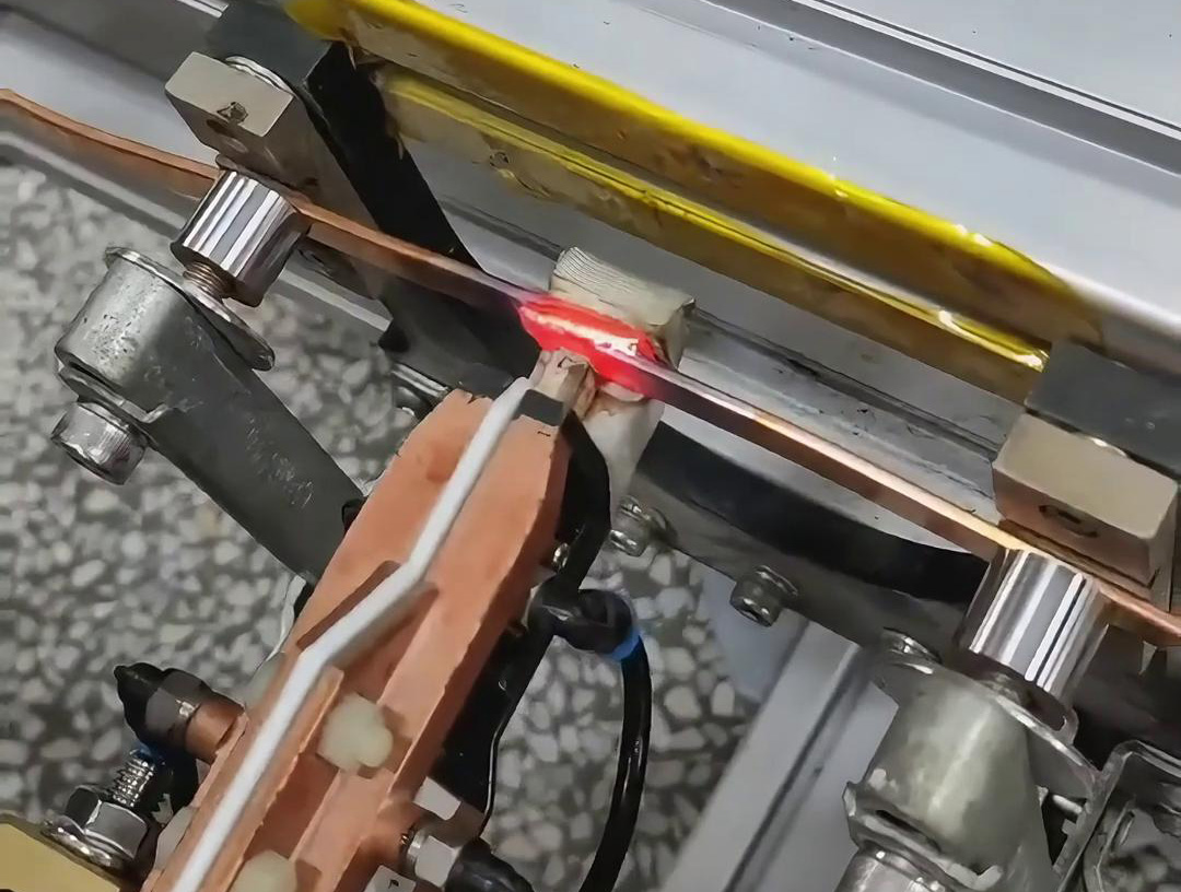 手持式高頻焊機(jī)適用于銅板等金屬材料的焊接、淬火和退火等工藝