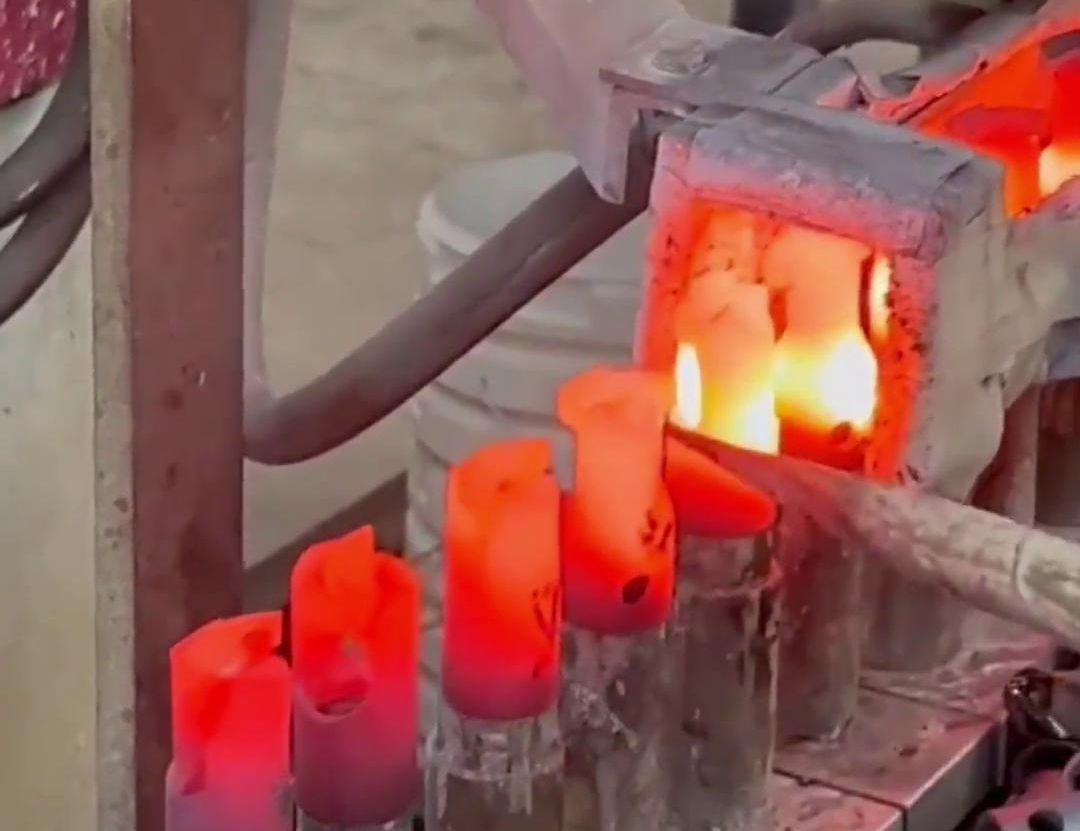 半自動化套筒高頻淬火設備，通過人工上料自動化下料完成淬火