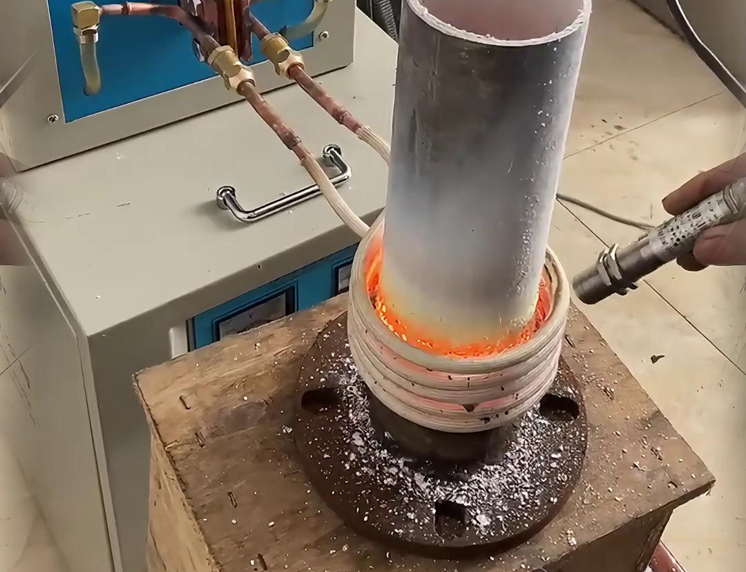這是高頻加熱機(jī)對鋼管加熱，可以根據(jù)需求配備溫控監(jiān)測