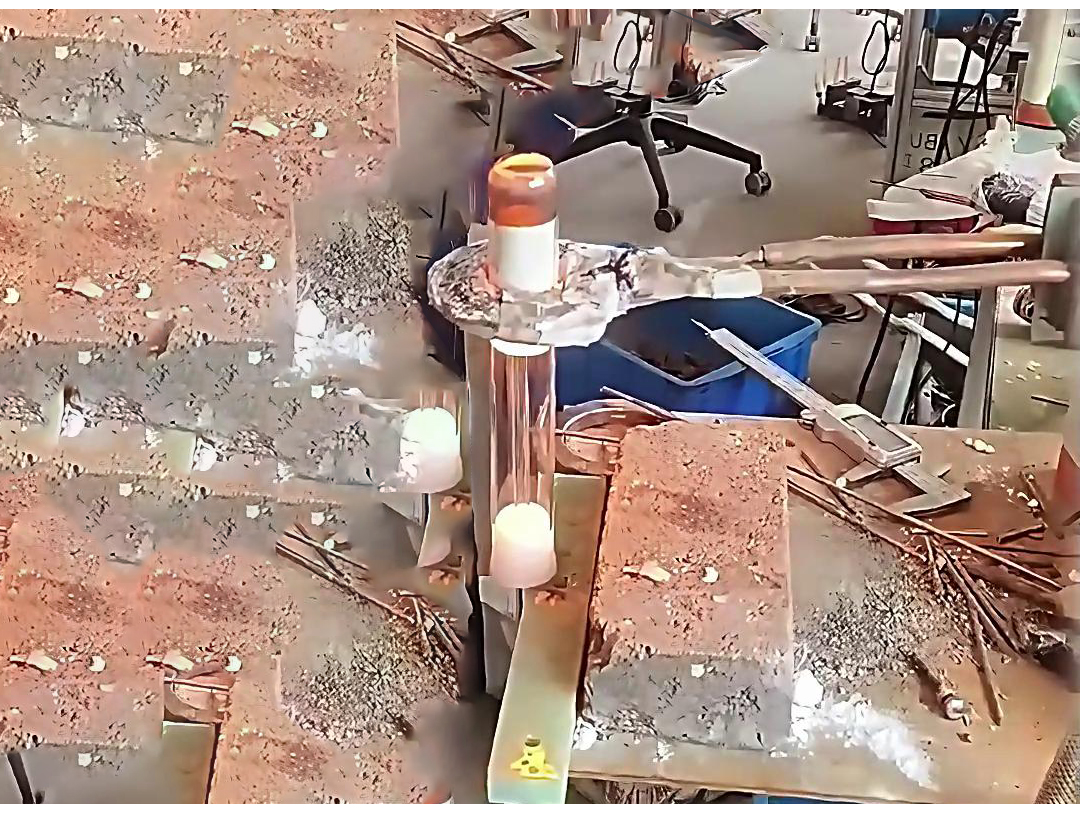 簡(jiǎn)易真空熔煉爐在實(shí)驗(yàn)室、教學(xué)演示以及某些要求不高的金屬熔煉測(cè)試中有著廣泛的應(yīng)用