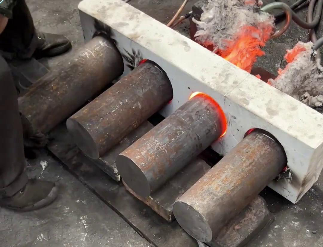 對于需要加熱大型棒料的場合，建議優(yōu)先考慮采用中頻感應(yīng)加熱設(shè)備