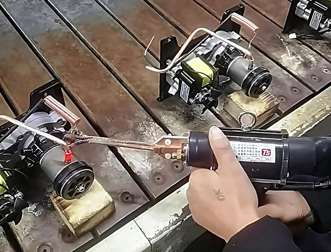 在壓縮機(jī)銅管焊接中，手持式高頻焊機(jī)已經(jīng)得到了廣泛應(yīng)用