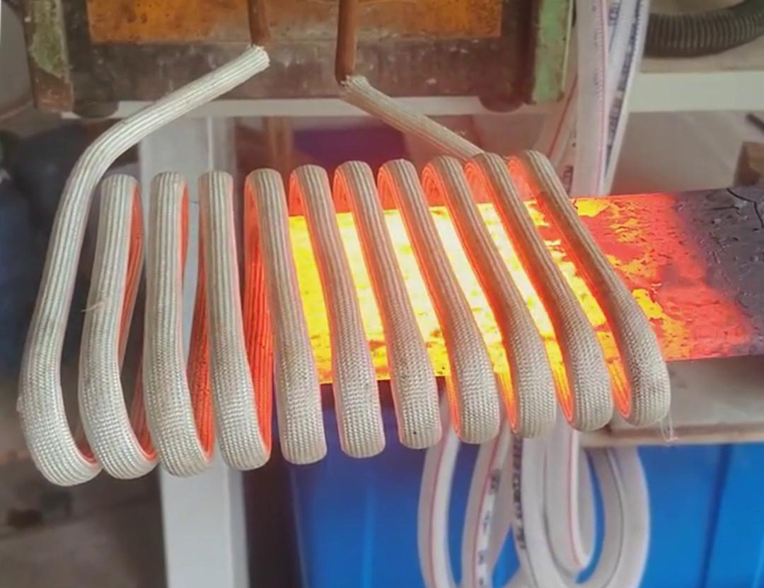 在鐵板局部加熱中，高頻加熱機(jī)是一種高效、精確且節(jié)能的設(shè)備(圖2)