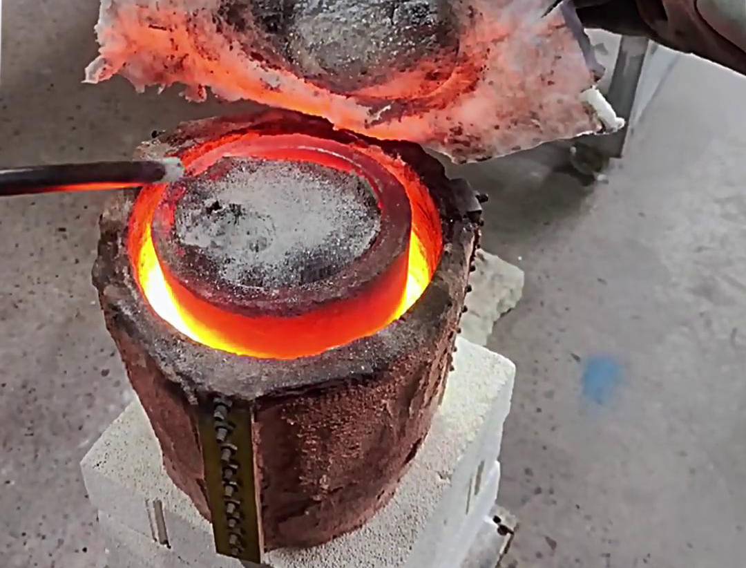 小型中頻熔煉爐，簡(jiǎn)易保溫使加熱熔煉溫度達(dá)到2200度左右