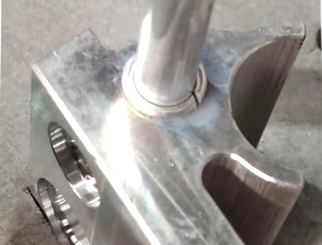 鋁管件高頻釬焊具有強(qiáng)度高、效率高、焊縫質(zhì)量高和適應(yīng)性強(qiáng)等優(yōu)點(diǎn)