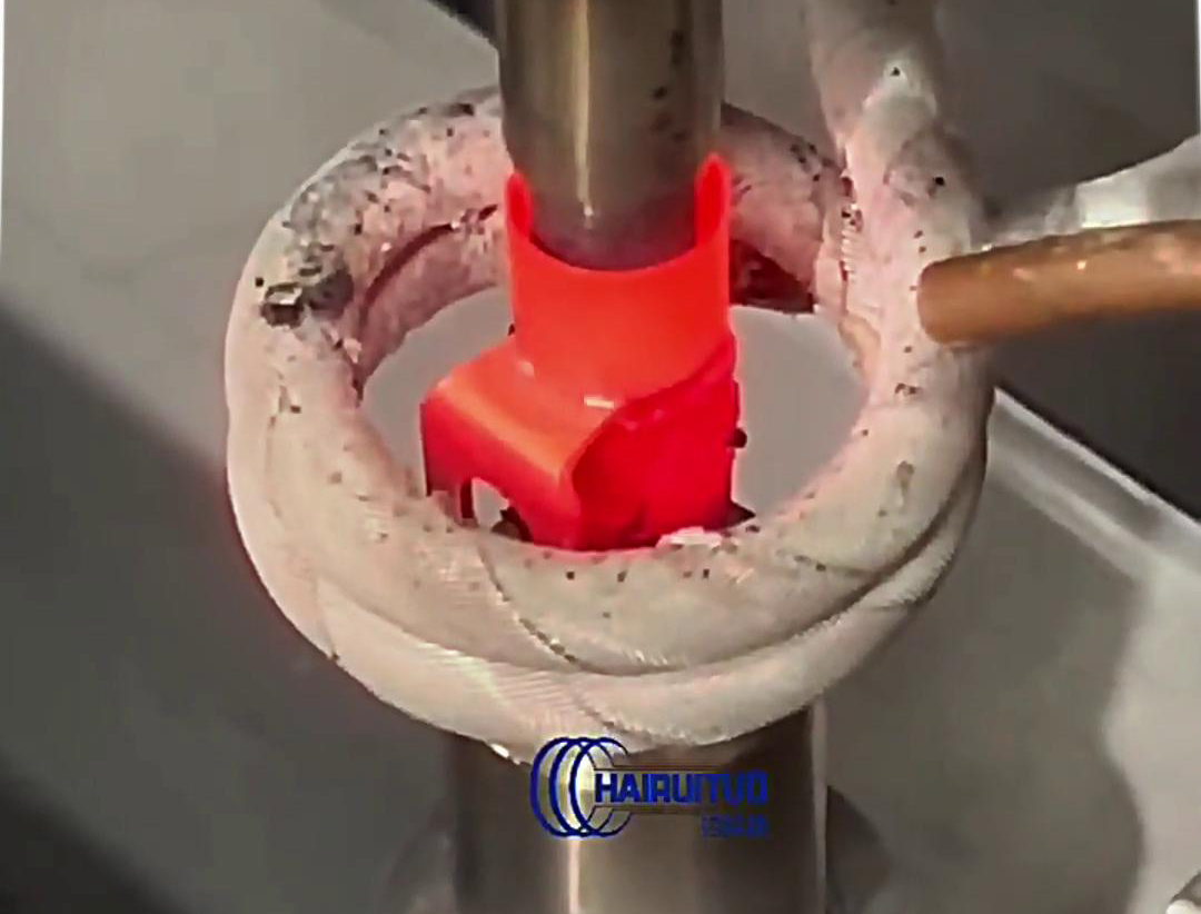 高頻自動化釬焊設(shè)備，廣泛應(yīng)用于空調(diào)制冷配件中的銅件，鋁件、各類管件接頭自動化焊接