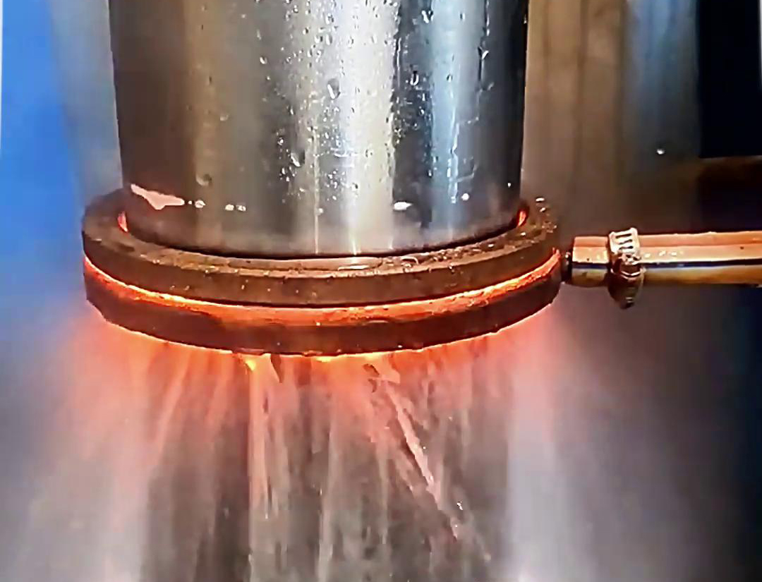 油缸使用高頻淬火設(shè)備進行淬火是一種高效、節(jié)能、環(huán)保的熱處理工藝