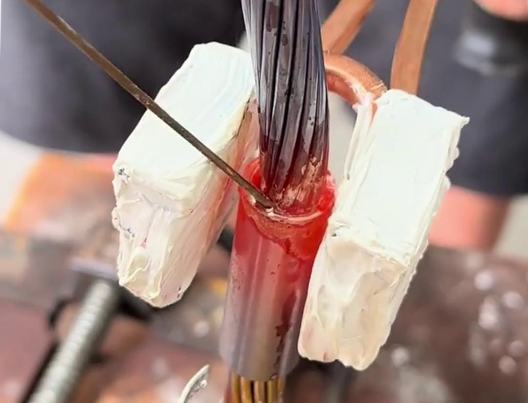 手持式高頻焊機(jī)可以廣泛應(yīng)用于銅電纜的維修、組裝和制造等領(lǐng)域的焊接使用