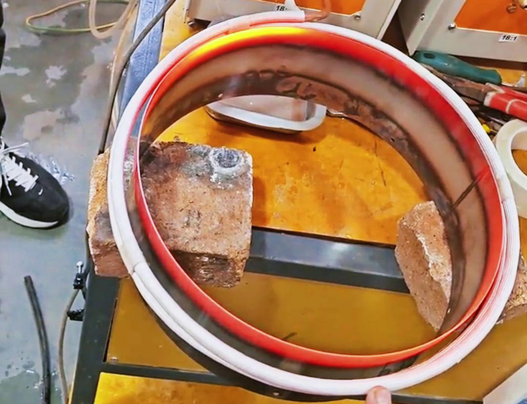 高頻加熱機對不銹鋼鋼管進行加熱退火，為熱壓翻邊做準備