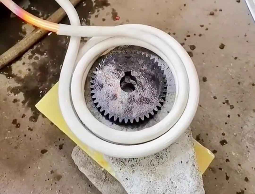 高頻淬火設備能夠使齒輪的齒根和齒面溫度升高，而心部保持原狀