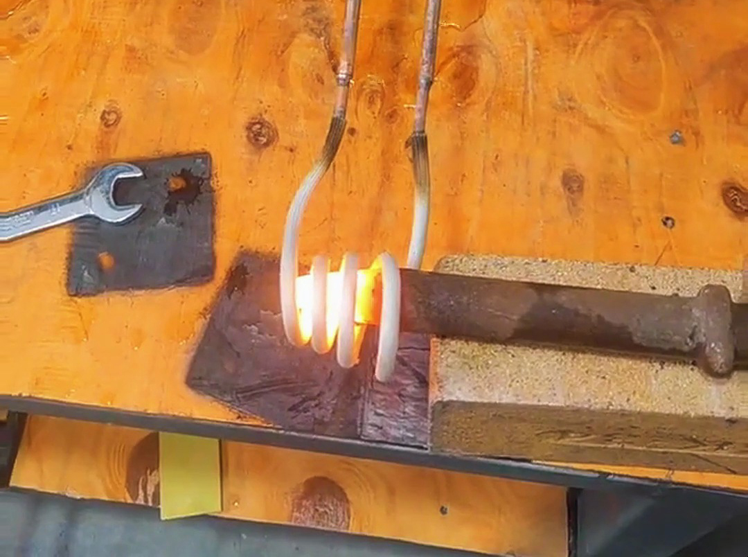 鎬釬高頻加熱鍛打是一種高效、快速的熱處理和鍛造工藝