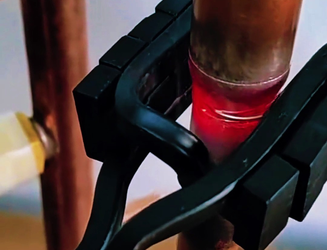 手持式高頻焊機(jī)對直徑28mm的紫銅管進(jìn)行焊接