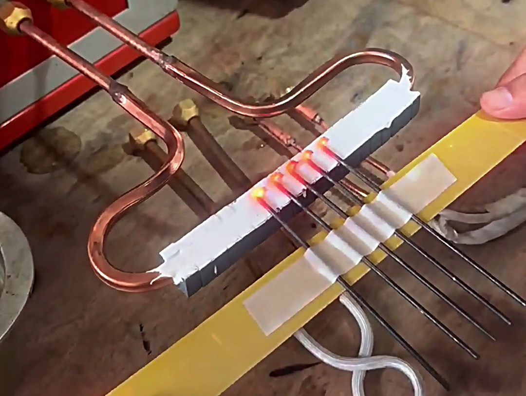 高頻加熱機(jī)通過(guò)高頻電磁感應(yīng)技術(shù)實(shí)現(xiàn)金屬快速加熱