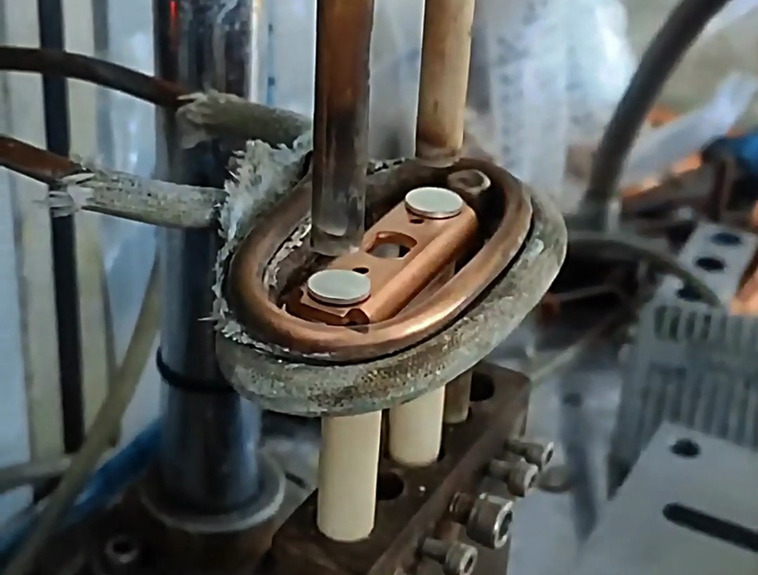 半自動銅件高頻釬焊設(shè)備，它采用人工上錫，人工裝填