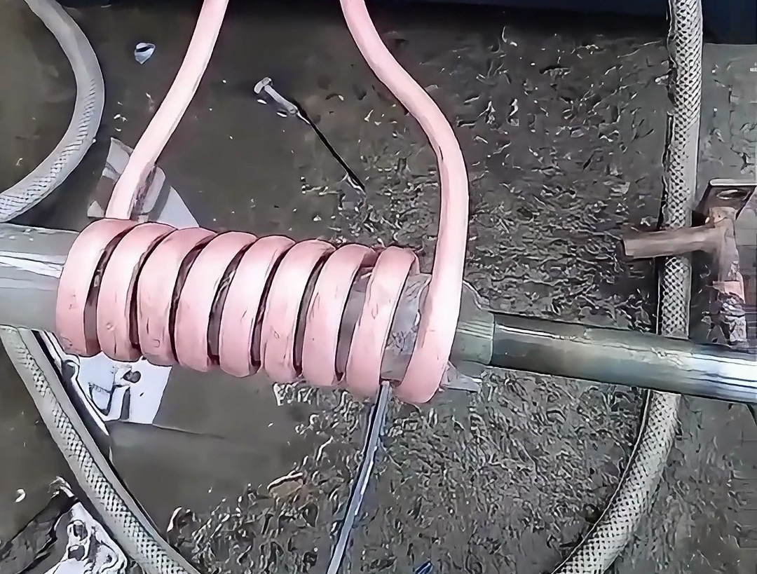 高頻感應加熱設備試機發(fā)生了一點小意外，工件碰到銅管短路炸管