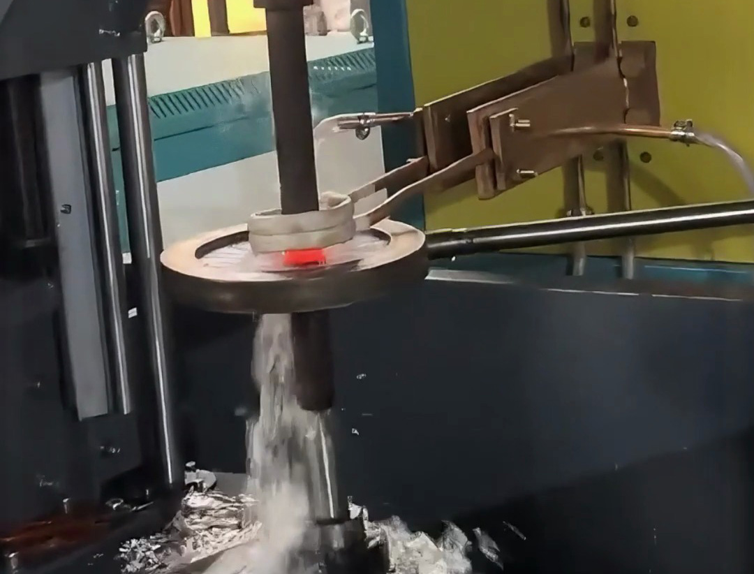工業(yè)生產(chǎn)中的淬火工藝，這套3米立式淬火機(jī)床震撼作業(yè)