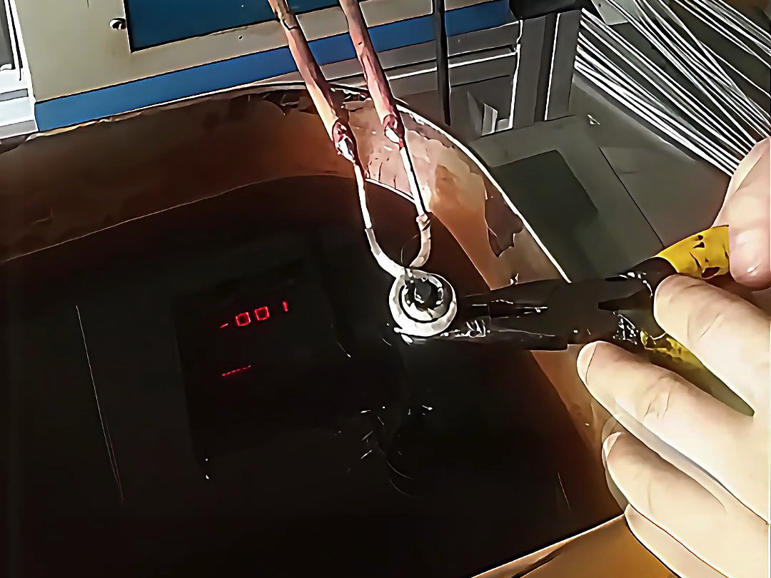 使用超高頻淬火機(jī)對(duì)螺絲淬火一定要掌握好淬火的時(shí)間和溫度