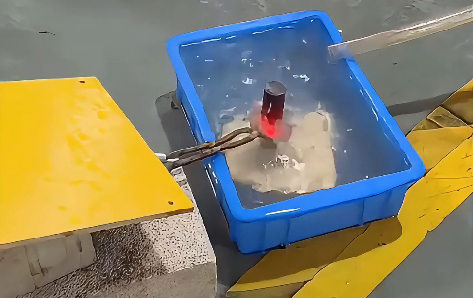 粉絲問 “高頻加熱能在水中直接加熱工件嗎？” 實(shí)測：海瑞拓高頻設(shè)備真能做到！