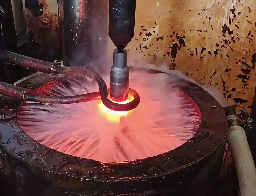 電機軸加工：45 號鋼高頻淬火，靠 “快速加熱 + 水冷” 提升表面硬度與耐磨性