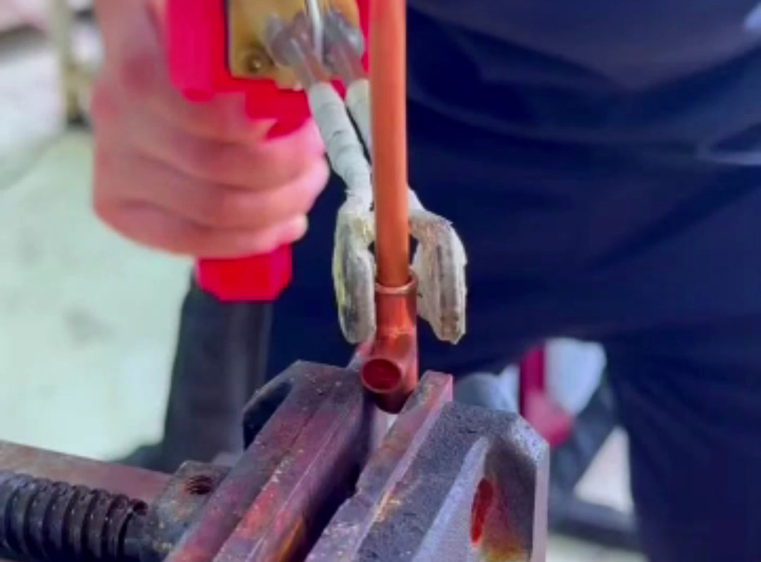 制冷行業(yè)管路焊接必備！手持式高頻焊機(jī)銅管焊接演示