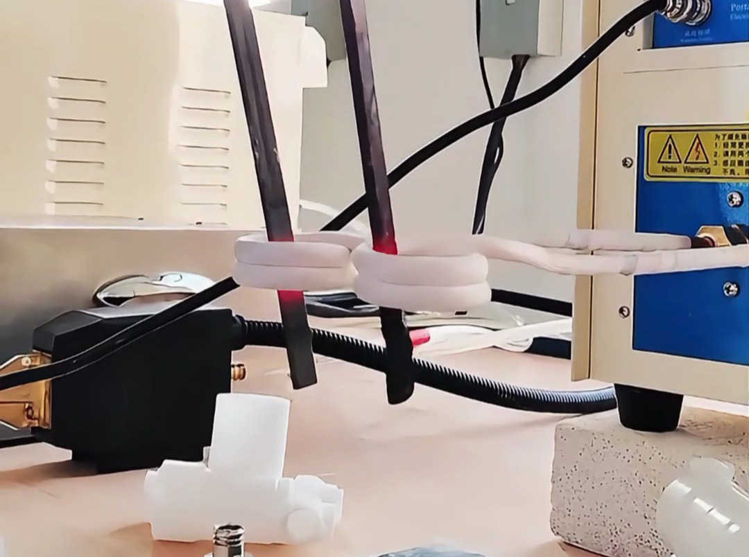 高頻加熱機(jī)一拖二同時(shí)加熱，生產(chǎn)效率翻倍！