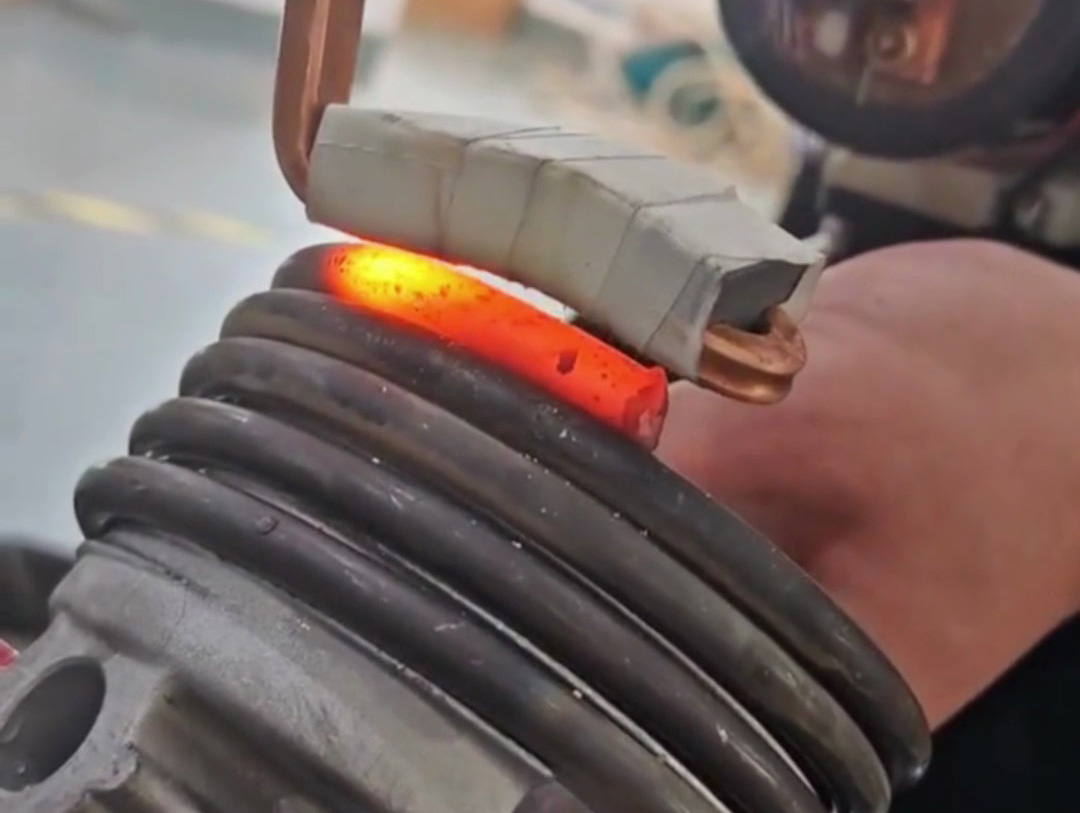 操作員親測！這款手持式高頻加熱機(jī)讓彈簧鋼熱處理變得