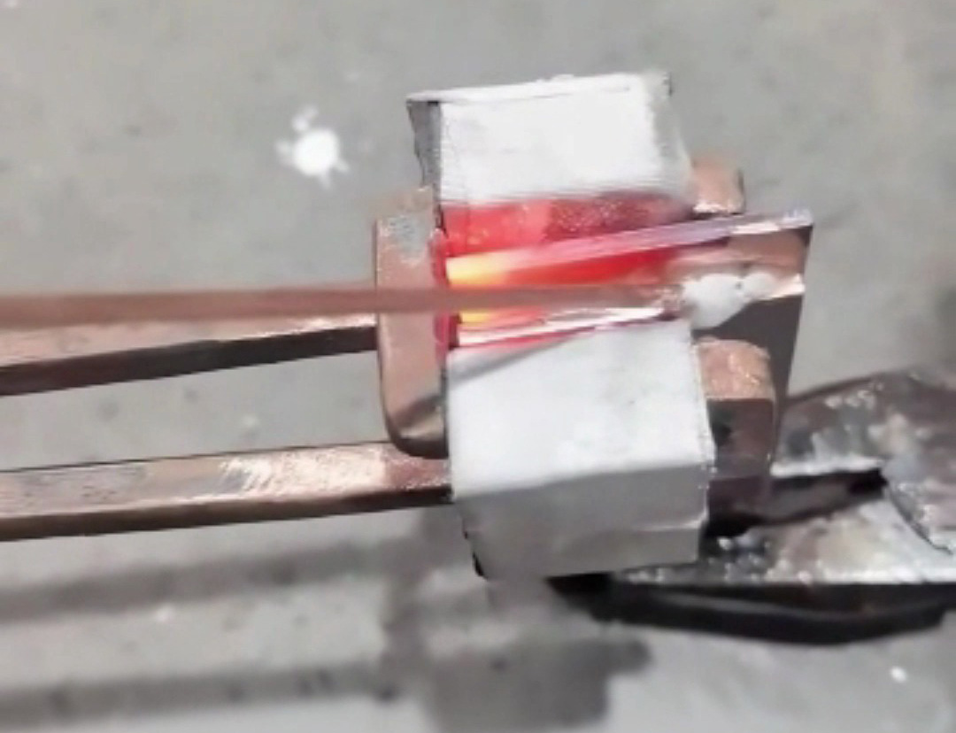 銅板焊接選手持式高頻焊機(jī)！輕便易握，操作靈活