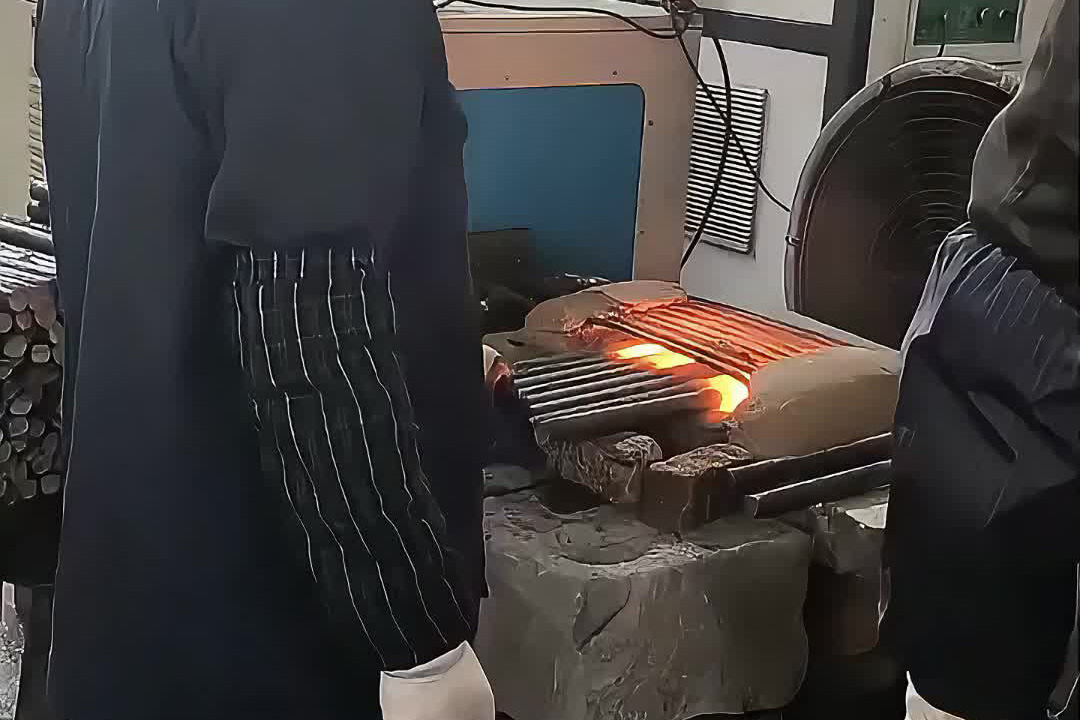 棒料加熱鍛打效率革命！海瑞拓感應(yīng)加熱設(shè)備，幾秒升溫上千度