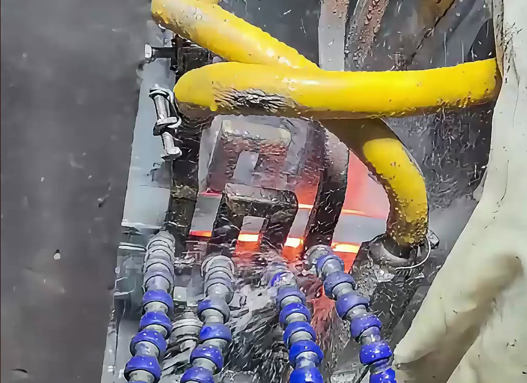 臥式導(dǎo)軌淬火機(jī)床，精準(zhǔn)實現(xiàn)導(dǎo)軌在線淬火、退火、回火熱處理一體化！